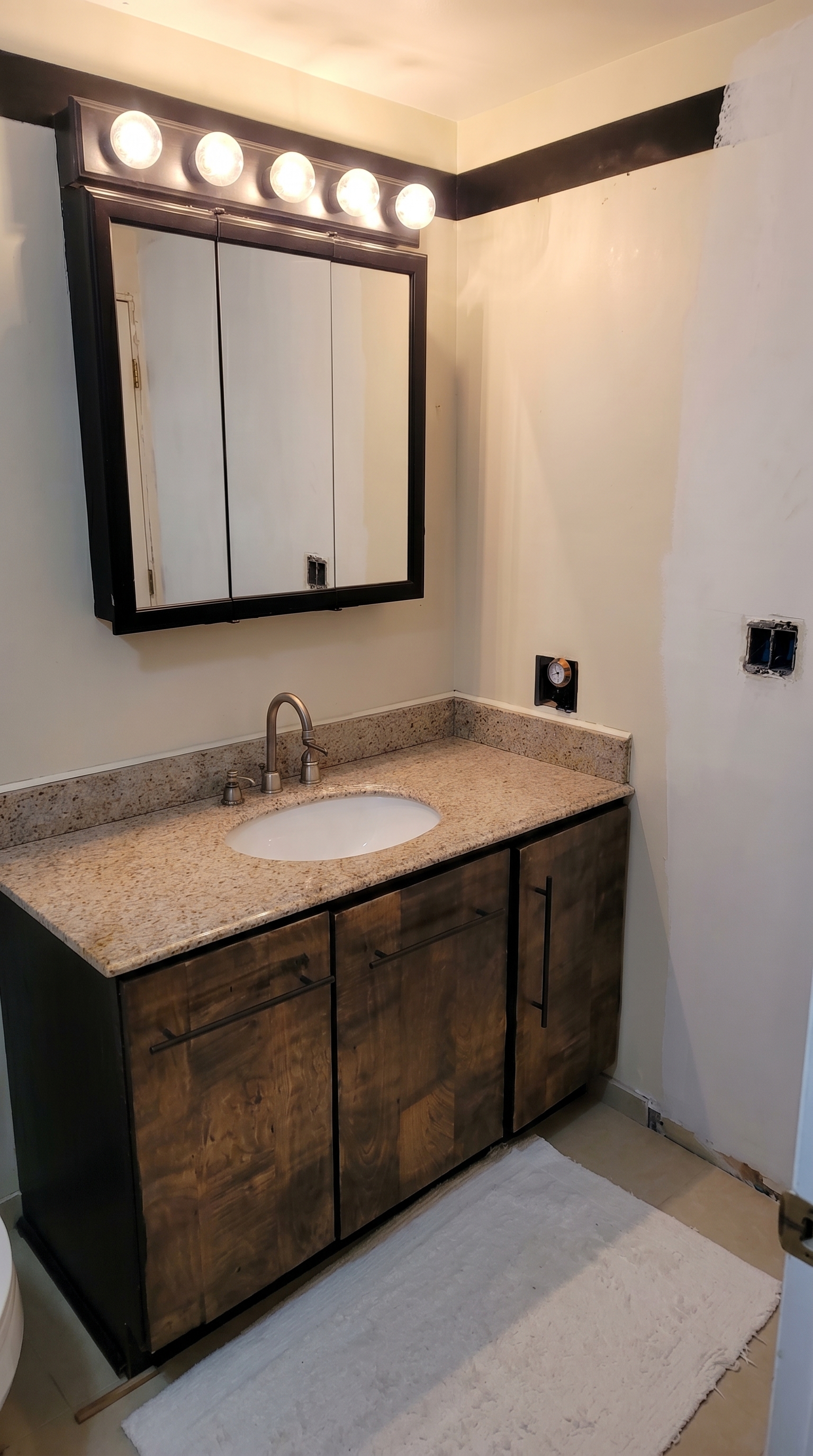 Malta Townhouse Bath Details image 4